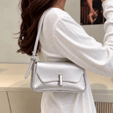 Bolsa Amélia prateada usada no ombro