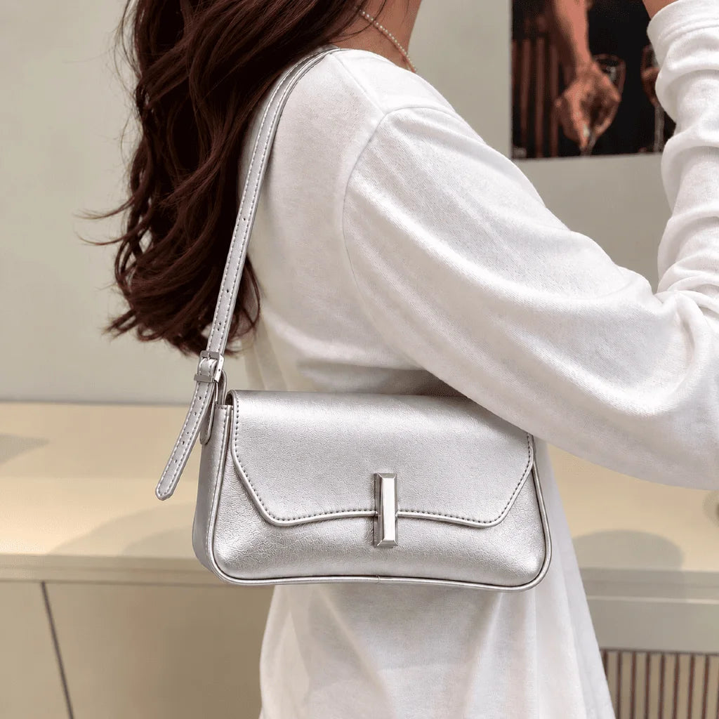 Bolsa Amélia prateada usada no ombro